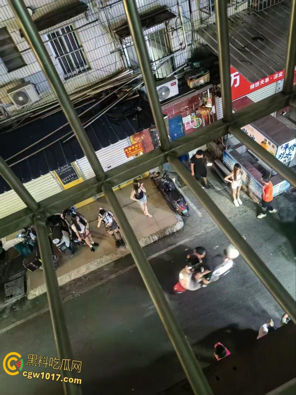 广西南宁琅西菜市站街女后续,火爆全网后竟排起长龙队,小姐姐骚逼被操到冒烟,嫖客蜂拥扫街狂肏!