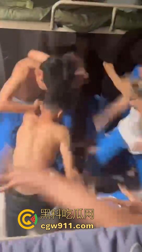 某职业学校宿舍爆发大型战斗，现场极其混乱，都是精神小伙拳拳到肉，感觉不到疼痛，堪称少林十八铜人！