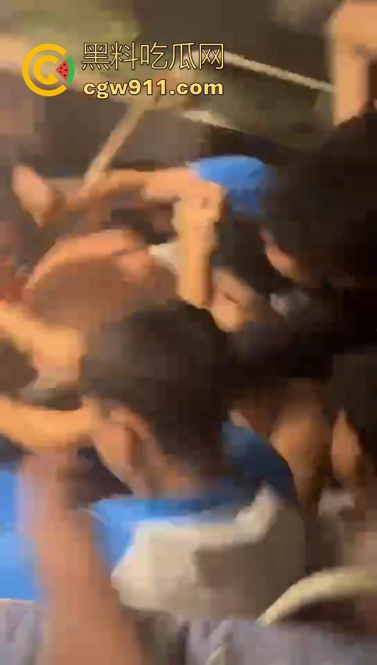某职业学校宿舍爆发大型战斗,现场极其混乱,都是精神小伙拳拳到肉,感觉不到疼痛,堪称少林十八铜人!