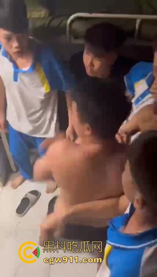 某职业学校宿舍爆发大型战斗,现场极其混乱,都是精神小伙拳拳到肉,感觉不到疼痛,堪称少林十八铜人!