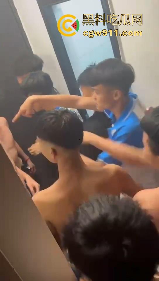 某职业学校宿舍爆发大型战斗,现场极其混乱,都是精神小伙拳拳到肉,感觉不到疼痛,堪称少林十八铜人!