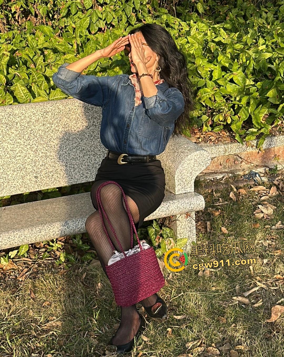 美少妇【文清】烈焰红唇深喉口交大肉棒，边聊天边吞精爽翻天，眼镜男狂操骚嘴一脸满足！