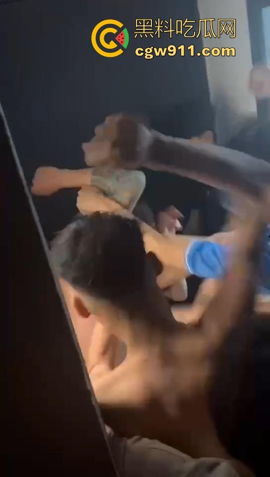 某职业学校宿舍爆发大型战斗,现场极其混乱,都是精神小伙拳拳到肉,感觉不到疼痛,堪称少林十八铜人!