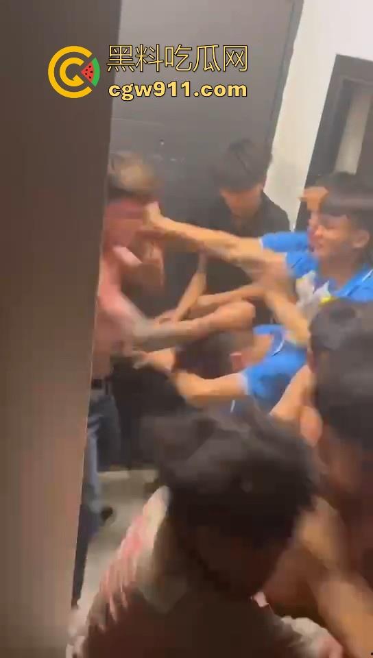 某职业学校宿舍爆发大型战斗,现场极其混乱,都是精神小伙拳拳到肉,感觉不到疼痛,堪称少林十八铜人!