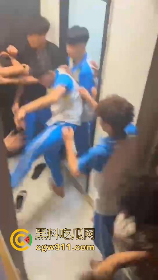 某职业学校宿舍爆发大型战斗,现场极其混乱,都是精神小伙拳拳到肉,感觉不到疼痛,堪称少林十八铜人!