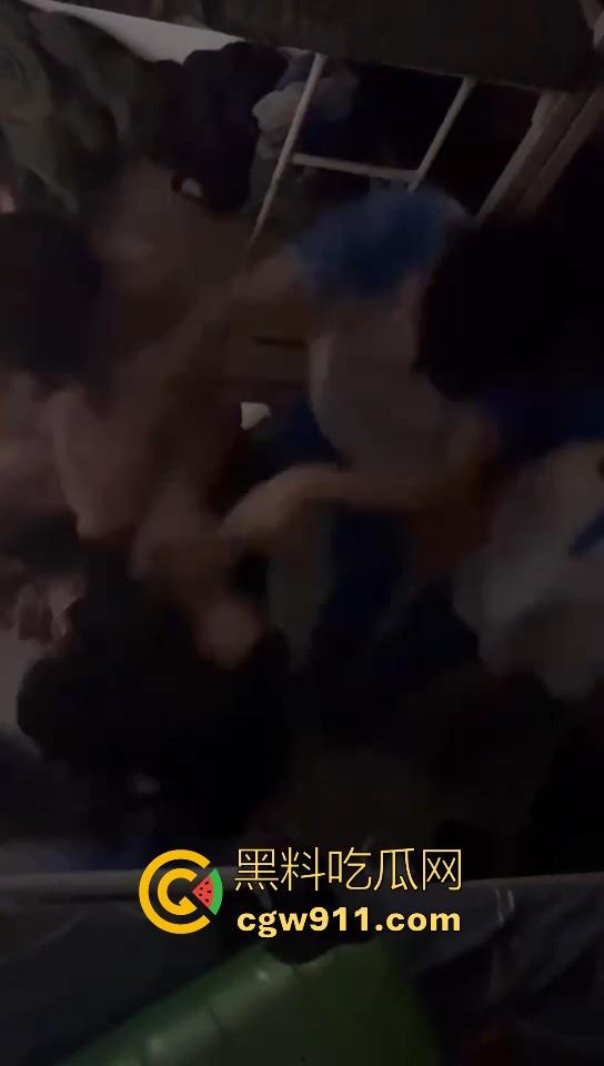 某职业学校宿舍爆发大型战斗,现场极其混乱,都是精神小伙拳拳到肉,感觉不到疼痛,堪称少林十八铜人!