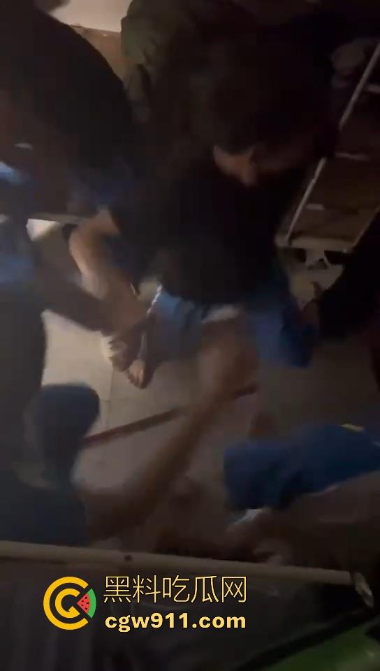 某职业学校宿舍爆发大型战斗,现场极其混乱,都是精神小伙拳拳到肉,感觉不到疼痛,堪称少林十八铜人!