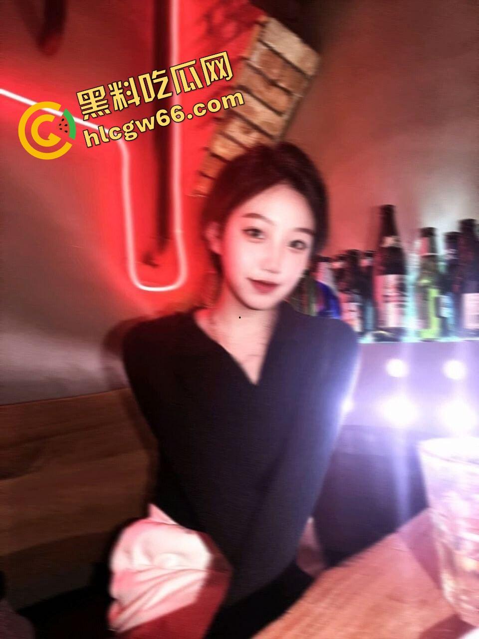 音乐老师嘴巴比喇叭还灵武汉【张小岚】楼道玩口爆,微信附近人撩到的骚货,25岁女老师夜里吞精爽出!