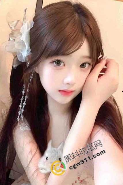 海角达人：趁姐姐熟睡弟弟偷偷插入了姐姐的蜜穴，大胆的弟弟与诱人姐姐的秘密