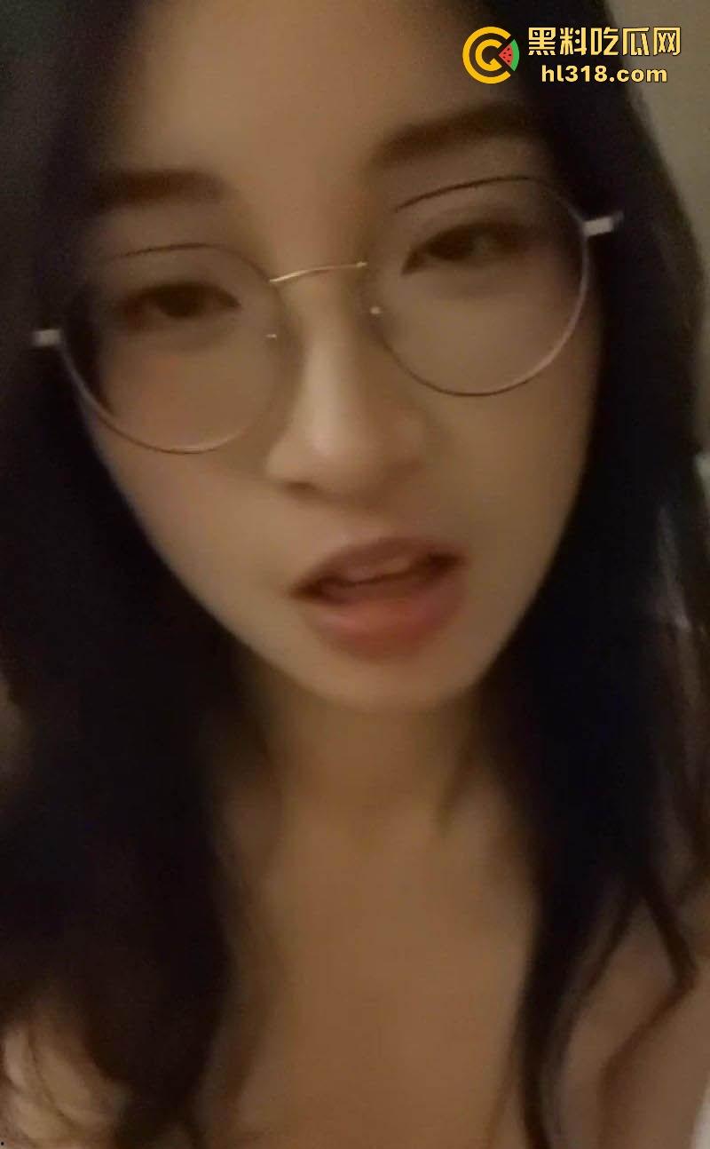 华南师范大学眼镜嫩妹被调教成风骚小母狗，全裸勇闯男厕所，男生寝室激情做爱露脸口交反差拉满！