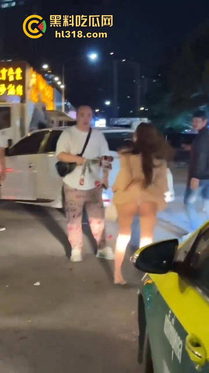 泰国妙龄小仙女发现自己的窝瓜王和女人搭话,吃醋直接暴走,深夜的街头相互殴打,集美的白色丁字裤都出来了!