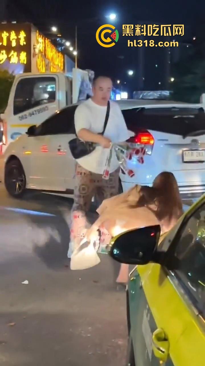 泰国妙龄小仙女发现自己的窝瓜王和女人搭话,吃醋直接暴走,深夜的街头相互殴打,集美的白色丁字裤都出来了!