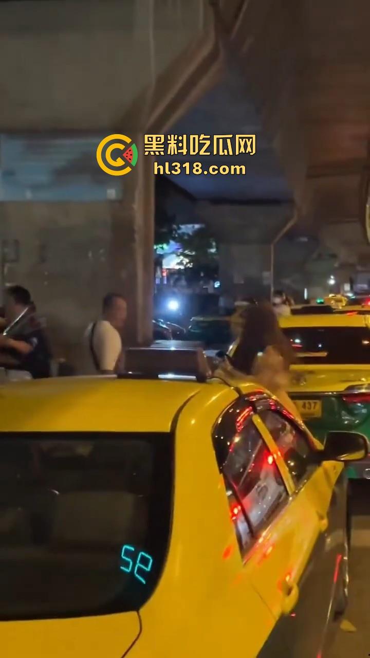 泰国妙龄小仙女发现自己的窝瓜王和女人搭话,吃醋直接暴走,深夜的街头相互殴打,集美的白色丁字裤都出来了!