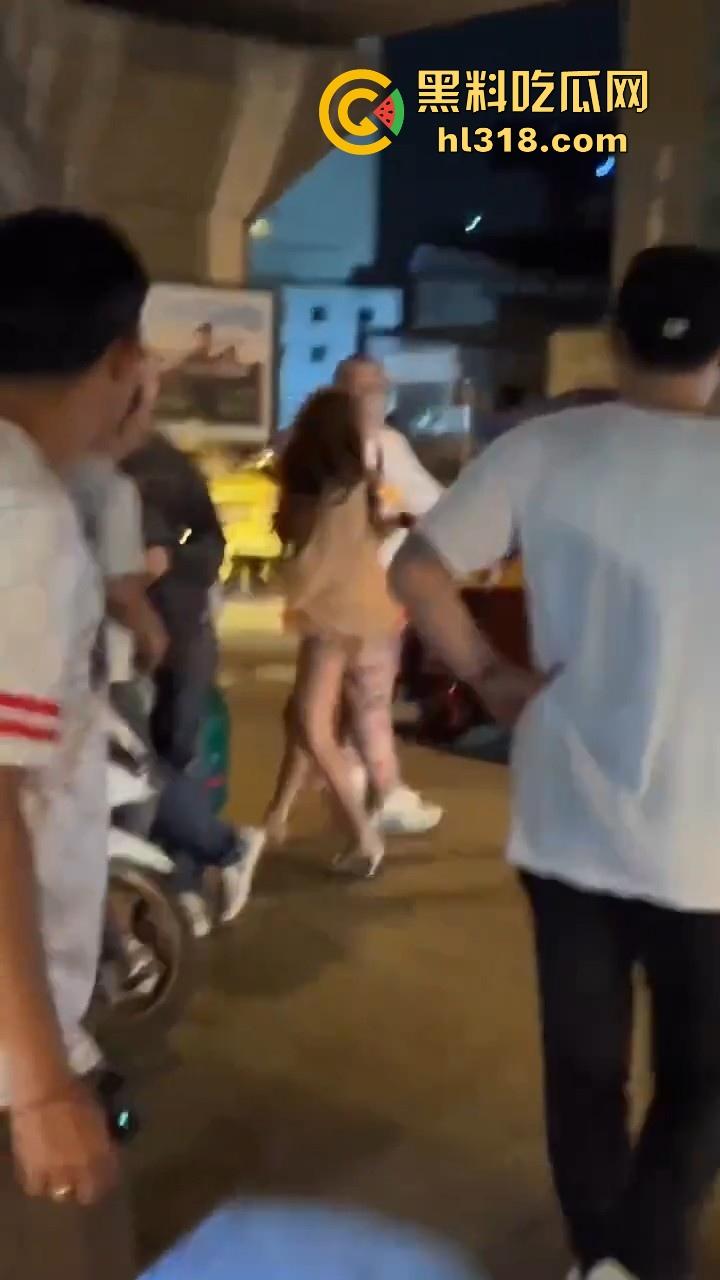 泰国妙龄小仙女发现自己的窝瓜王和女人搭话,吃醋直接暴走,深夜的街头相互殴打,集美的白色丁字裤都出来了!