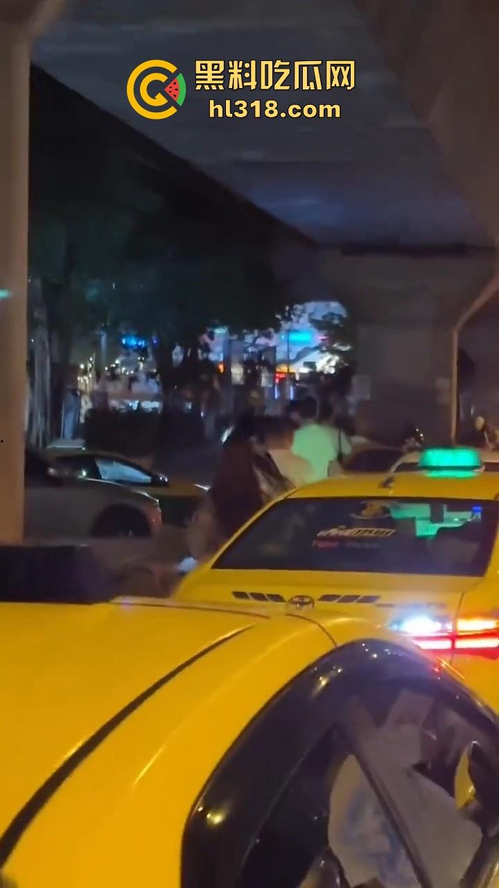 泰国妙龄小仙女发现自己的窝瓜王和女人搭话,吃醋直接暴走,深夜的街头相互殴打,集美的白色丁字裤都出来了!