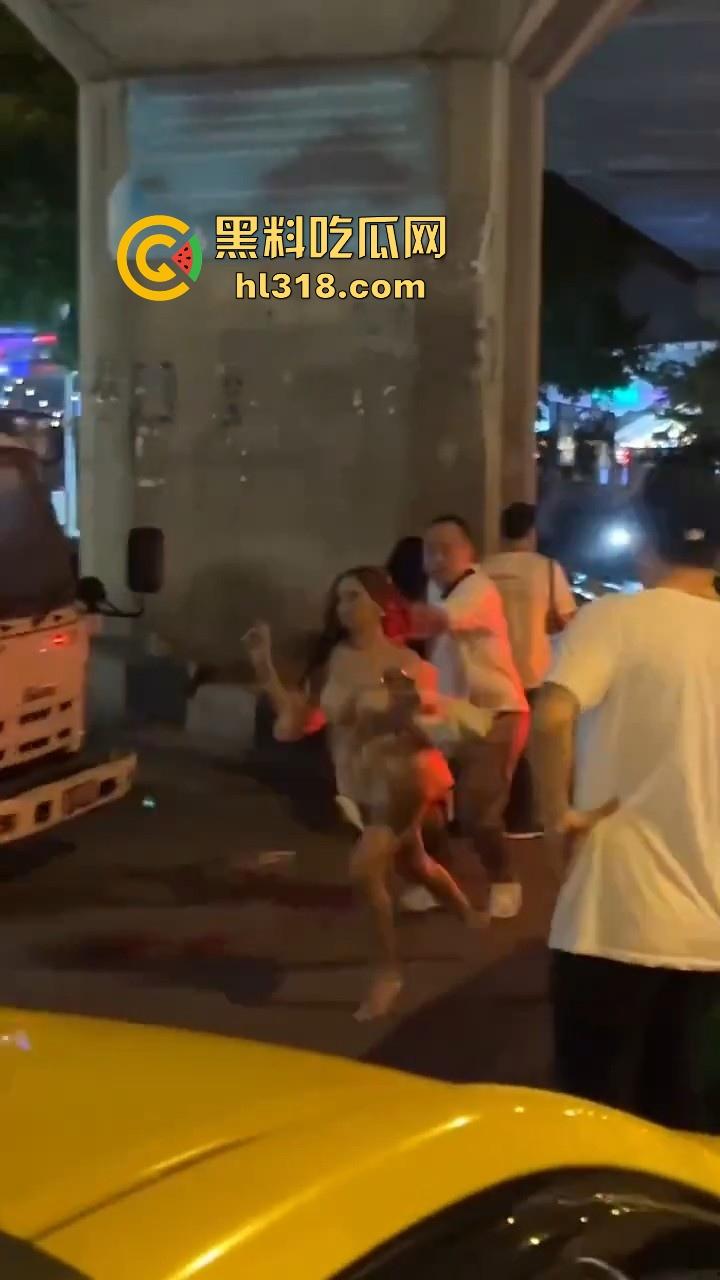泰国妙龄小仙女发现自己的窝瓜王和女人搭话,吃醋直接暴走,深夜的街头相互殴打,集美的白色丁字裤都出来了!