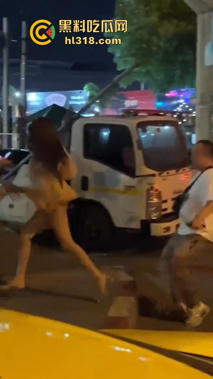 泰国妙龄小仙女发现自己的窝瓜王和女人搭话,吃醋直接暴走,深夜的街头相互殴打,集美的白色丁字裤都出来了!