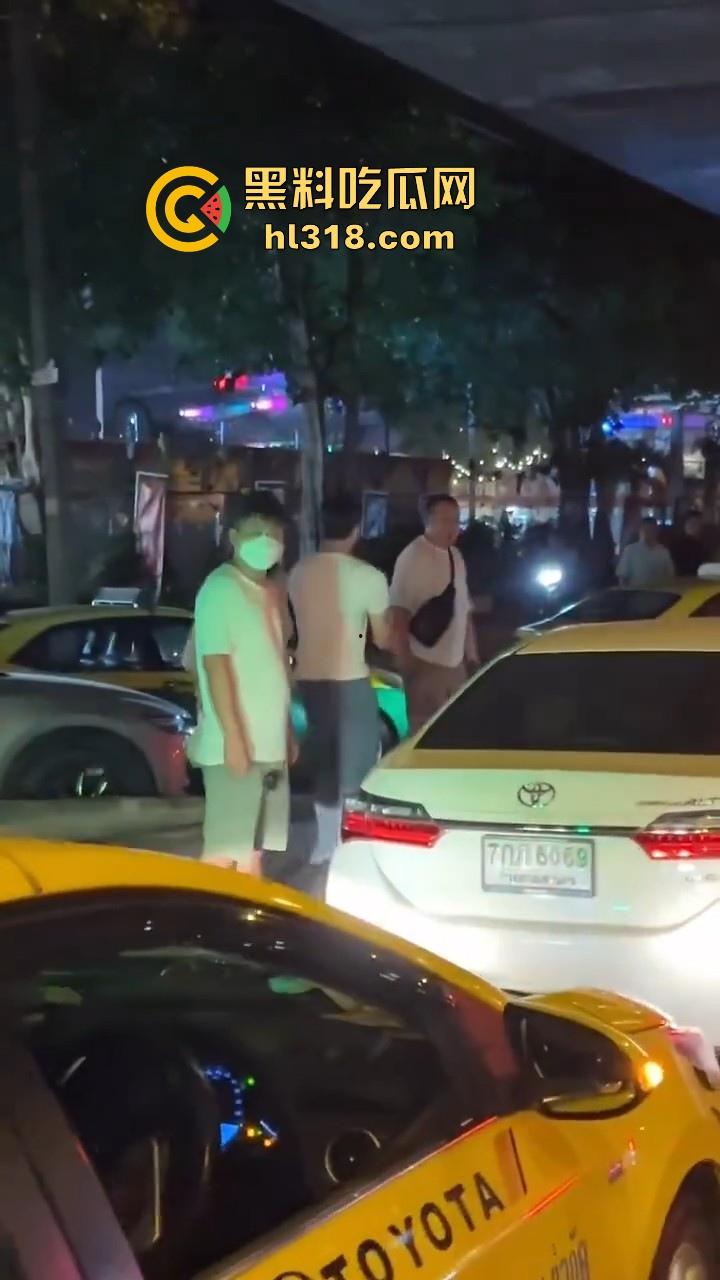 泰国妙龄小仙女发现自己的窝瓜王和女人搭话,吃醋直接暴走,深夜的街头相互殴打,集美的白色丁字裤都出来了!