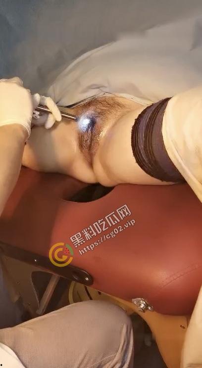 女子 SPA 养生馆玩法真多啊 普通按摩已经无法满足少妇 往阴唇放了春药再用按摩棒刺激