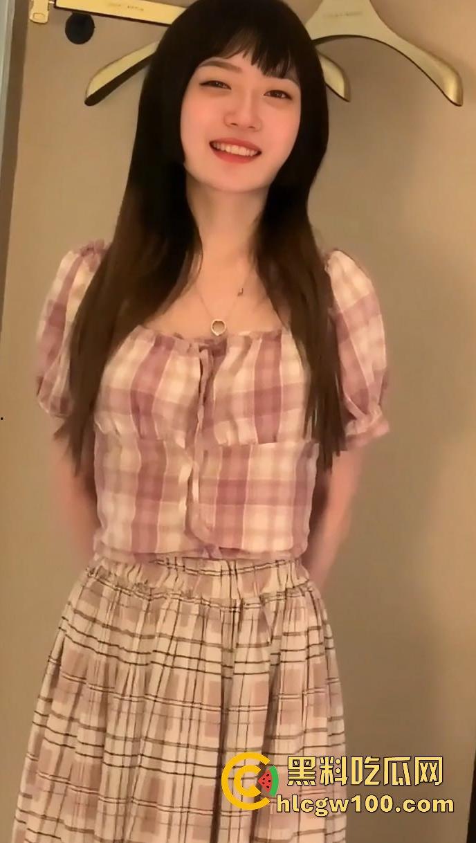 上海大学高颜值大四学姐【顾晓雨】跟富二代约炮视频曝光，娇喘声声红唇微颤，粉嫩吸引眼球。