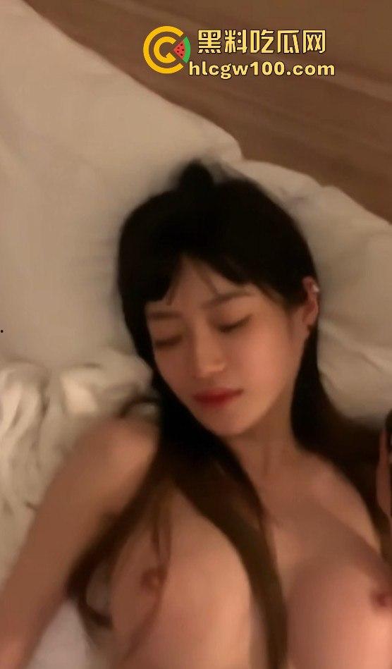 上海大学高颜值大四学姐【顾晓雨】跟富二代约炮视频曝光,娇喘声声红唇微颤,粉嫩吸引眼球。