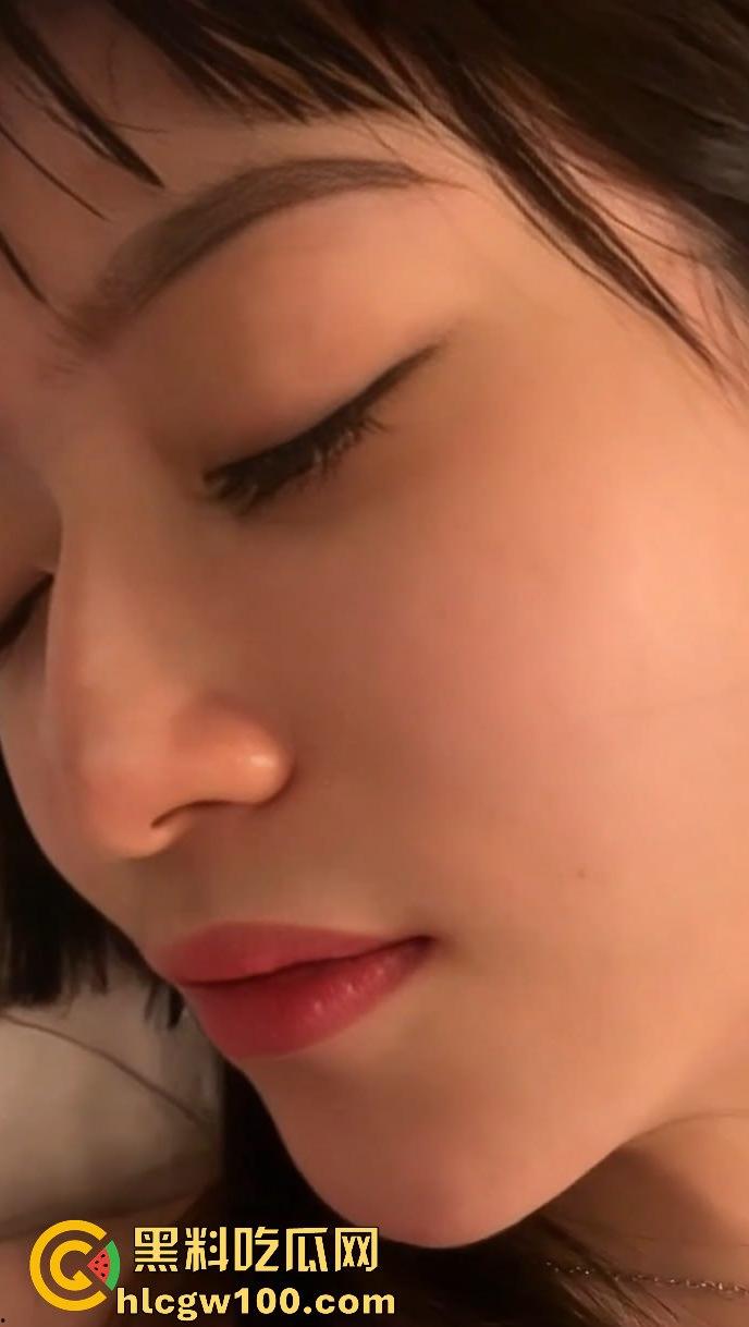 上海大学高颜值大四学姐【顾晓雨】跟富二代约炮视频曝光,娇喘声声红唇微颤,粉嫩吸引眼球。