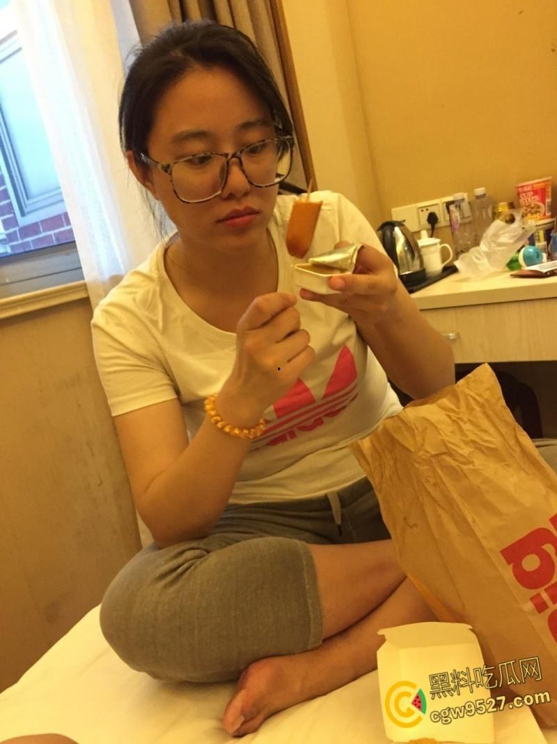 南昌第一中学【谭婷】，知识分子眼镜语文老师，平日里受人尊敬的人民教师，脱了裤子也是一条好母狗 ！