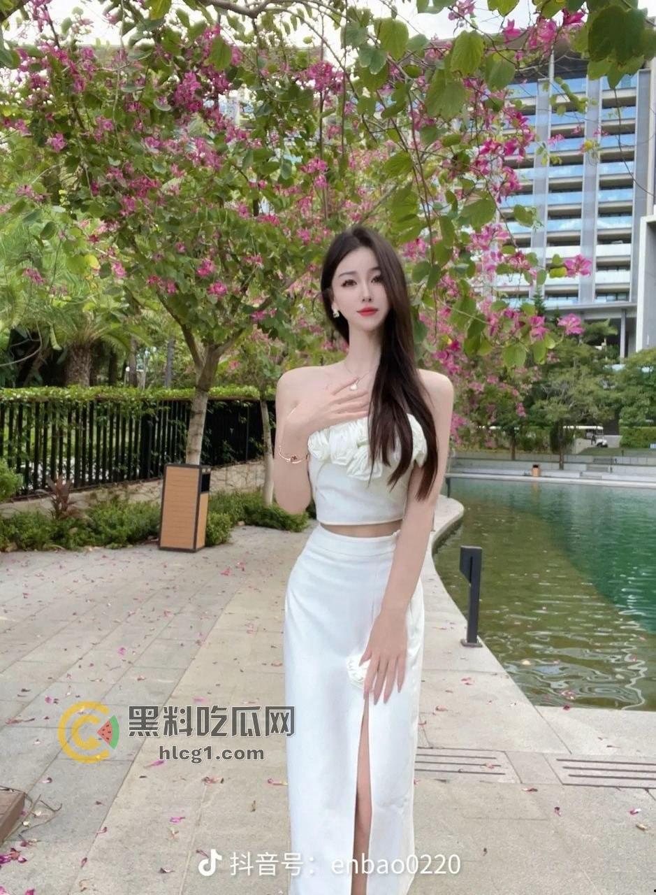 抖音账号恩恩恩宝大尺度爆料!为博礼物竟自拍做爱露点视频!