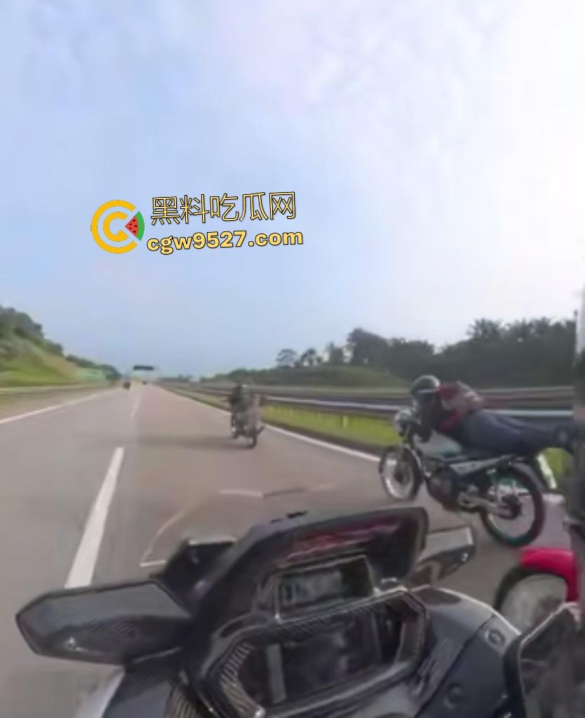 马来西亚摩托车仔cos超人飞姿飙车翻车！连环撞摩托直接散架，1人不治惨死，超人不是那么好当的！