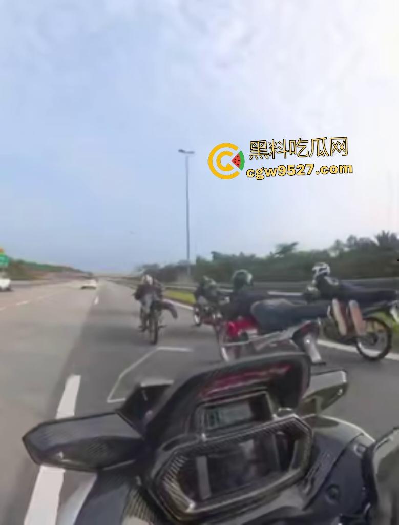 马来西亚摩托车仔cos超人飞姿飙车翻车!连环撞摩托直接散架,1人不治惨死,超人不是那么好当的!