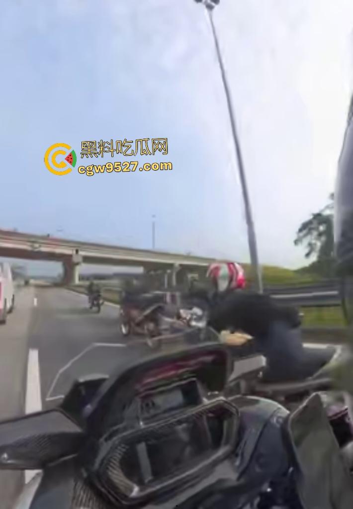 马来西亚摩托车仔cos超人飞姿飙车翻车!连环撞摩托直接散架,1人不治惨死,超人不是那么好当的!