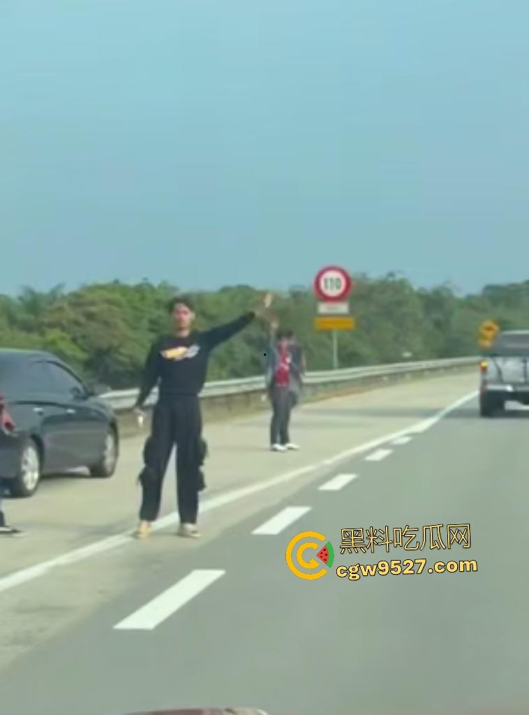 马来西亚摩托车仔cos超人飞姿飙车翻车!连环撞摩托直接散架,1人不治惨死,超人不是那么好当的!