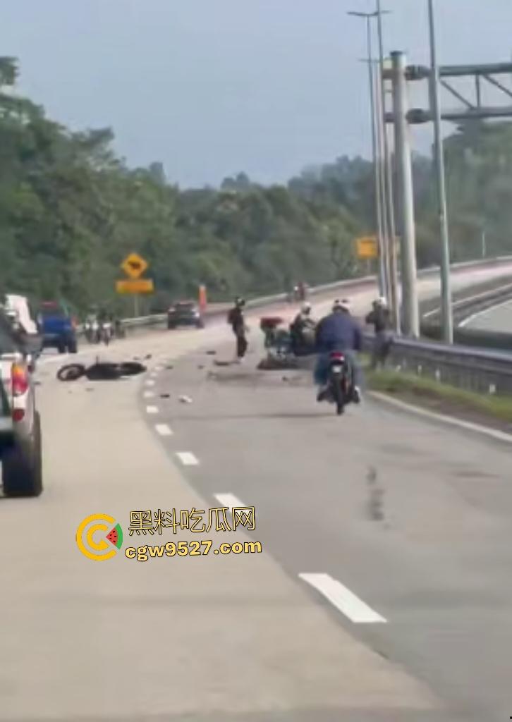 马来西亚摩托车仔cos超人飞姿飙车翻车!连环撞摩托直接散架,1人不治惨死,超人不是那么好当的!