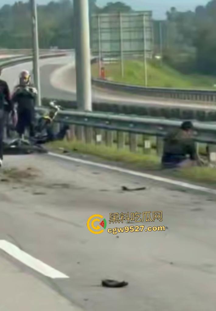 马来西亚摩托车仔cos超人飞姿飙车翻车!连环撞摩托直接散架,1人不治惨死,超人不是那么好当的!