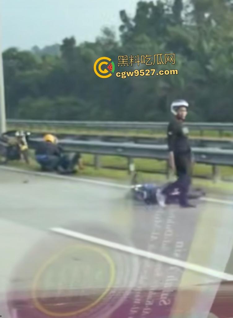 马来西亚摩托车仔cos超人飞姿飙车翻车!连环撞摩托直接散架,1人不治惨死,超人不是那么好当的!