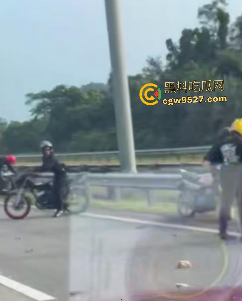 马来西亚摩托车仔cos超人飞姿飙车翻车!连环撞摩托直接散架,1人不治惨死,超人不是那么好当的!