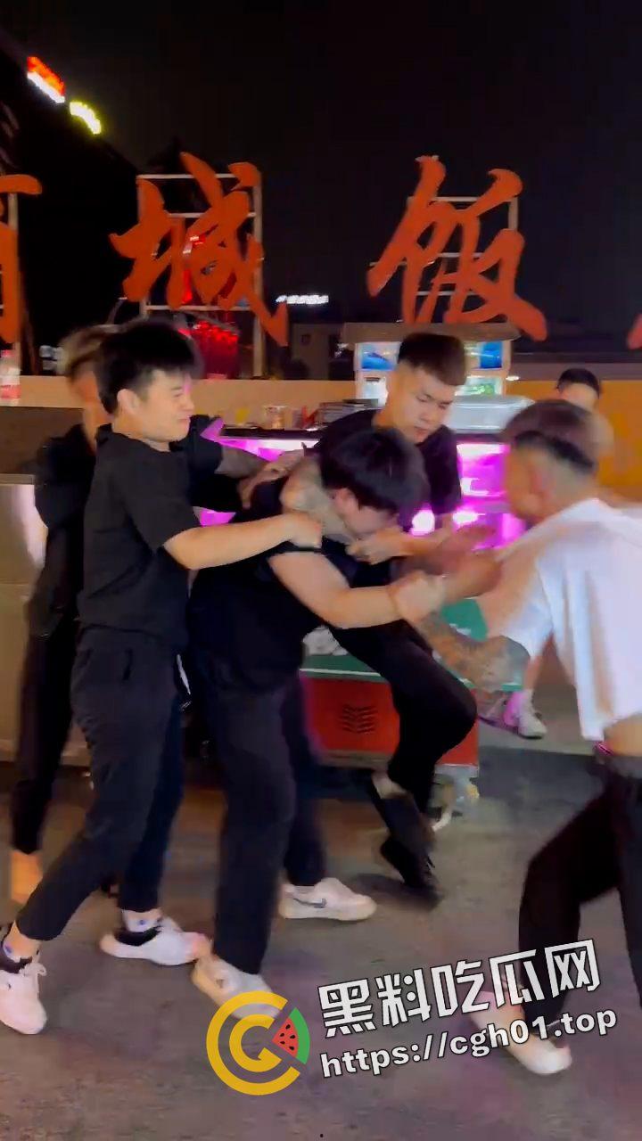 精神小伙夜市大战警察叔叔 拷上警车还在嚣张 吃瓜现场直达