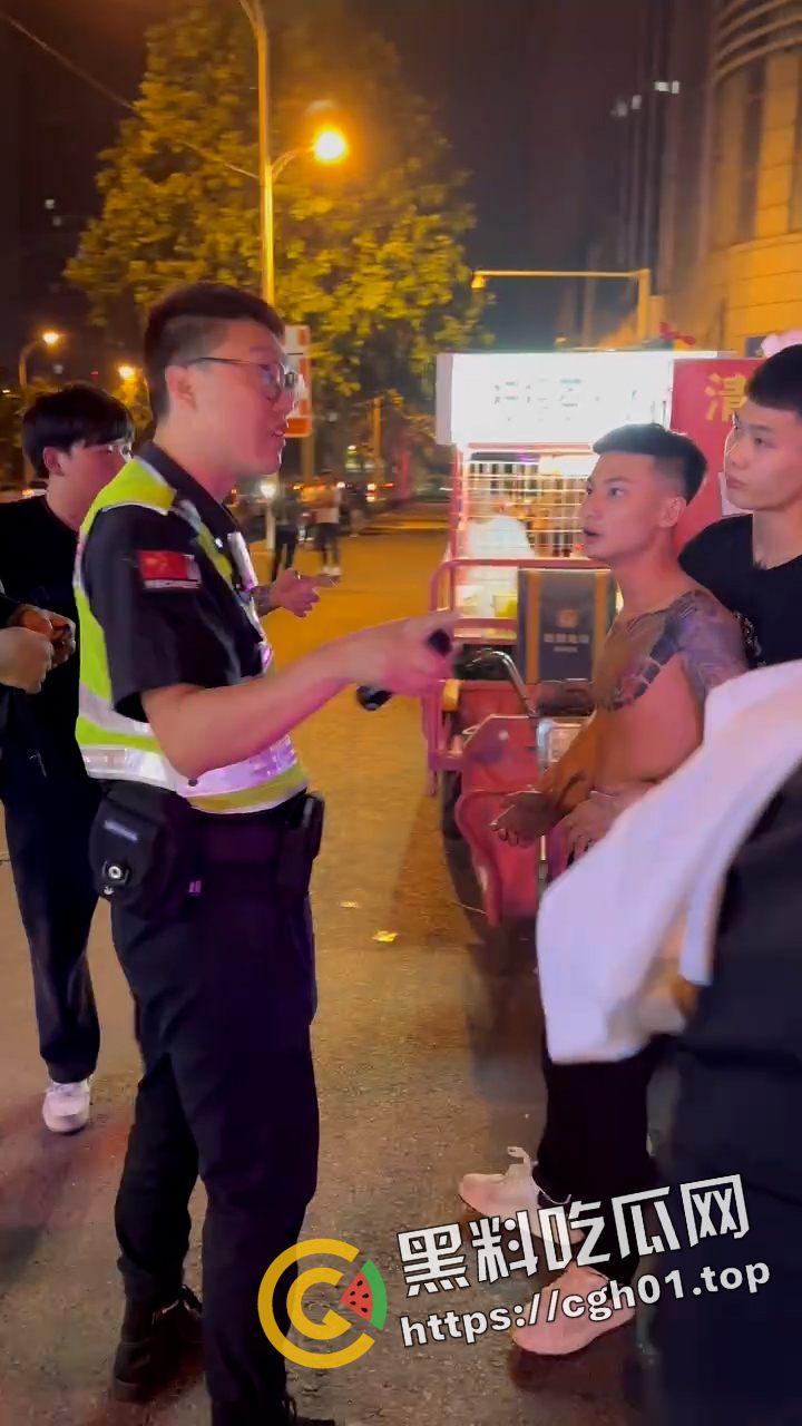 精神小伙夜市大战警察叔叔 拷上警车还在嚣张 吃瓜现场直达