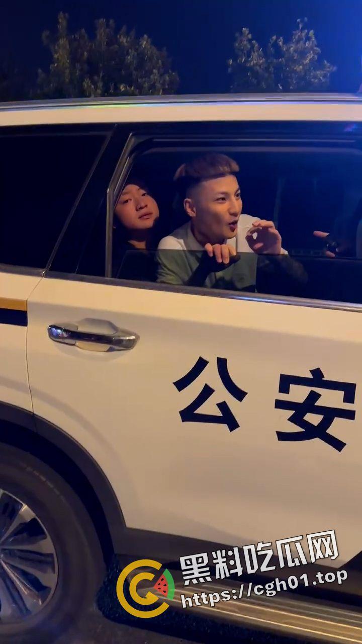 精神小伙夜市大战警察叔叔 拷上警车还在嚣张 吃瓜现场直达