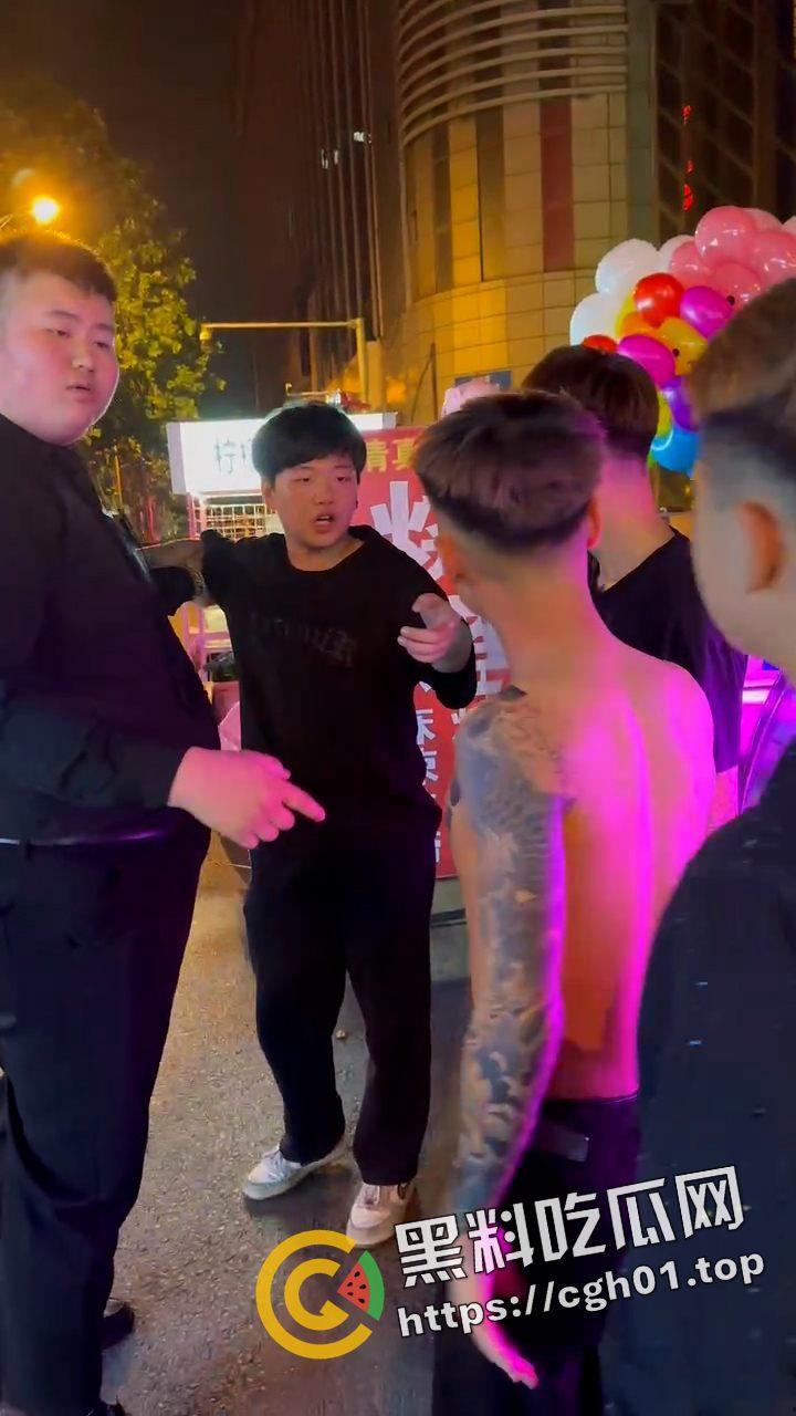 精神小伙夜市大战警察叔叔 拷上警车还在嚣张 吃瓜现场直达