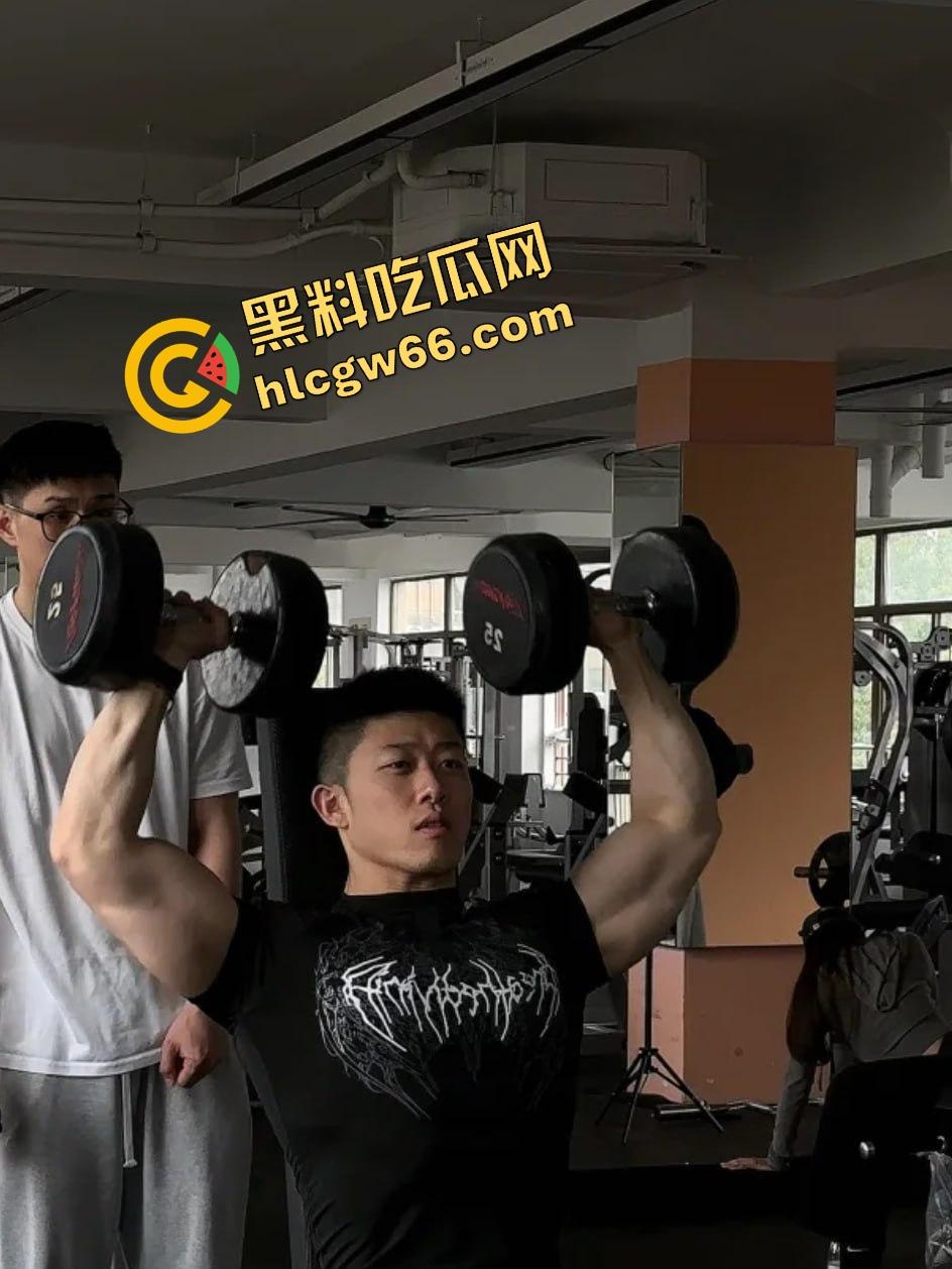 成都饥渴小骚0酒店三人行！召唤两个健身教练轮草他，亲摸舔操爽翻天！