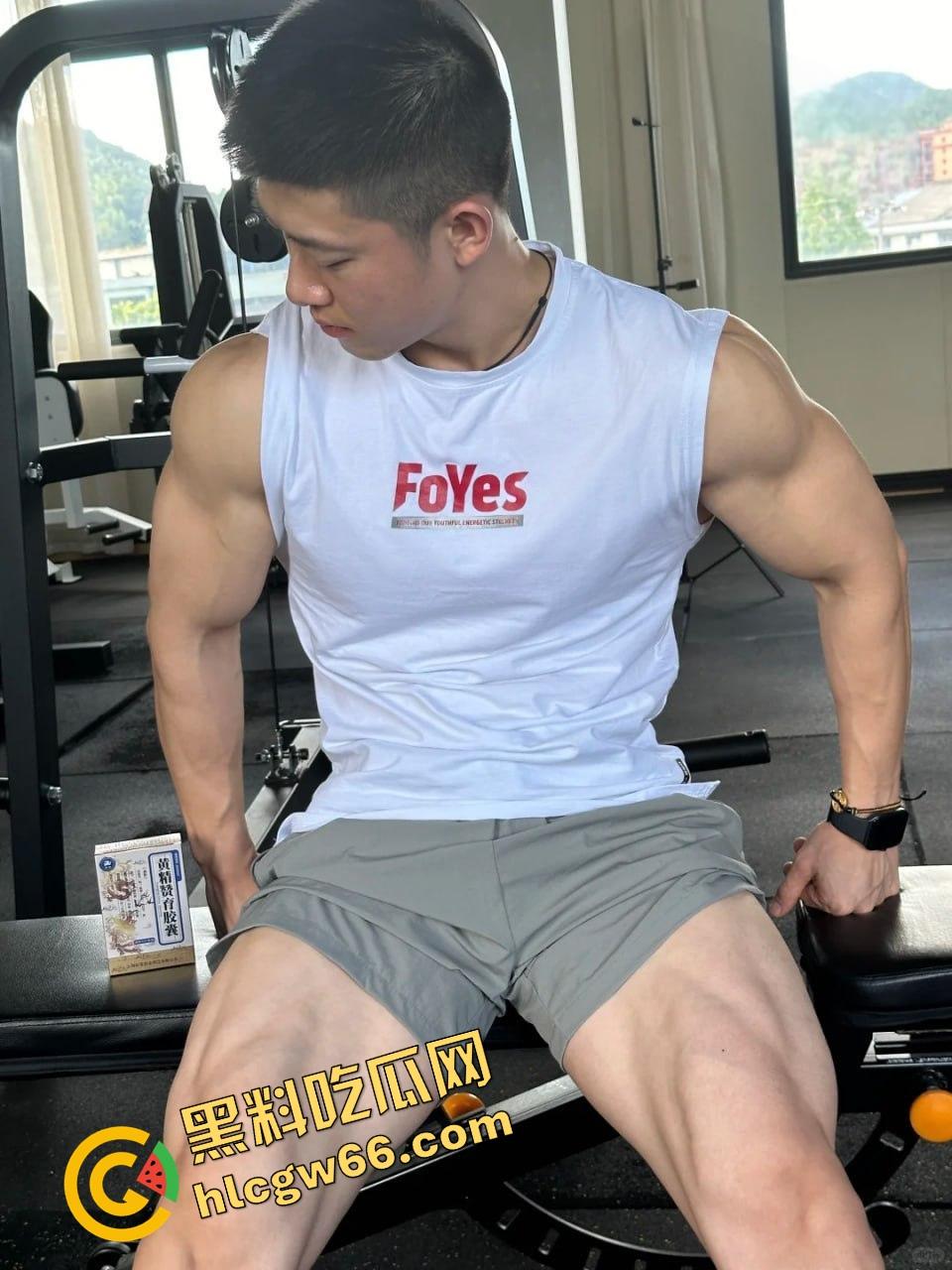 成都饥渴小骚0酒店三人行!召唤两个健身教练轮草他,亲摸舔操爽翻天!