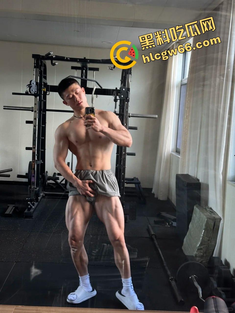 成都饥渴小骚0酒店三人行!召唤两个健身教练轮草他,亲摸舔操爽翻天!