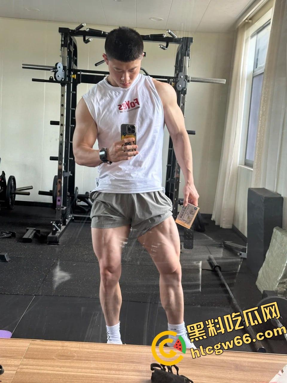 成都饥渴小骚0酒店三人行!召唤两个健身教练轮草他,亲摸舔操爽翻天!