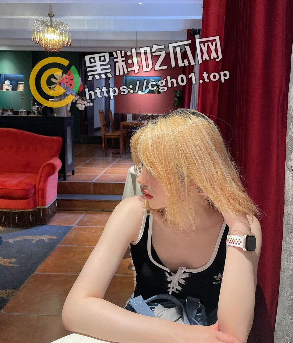 海南粉色头发精神小妹被流出 小穴比头发还粉嫩 浪叫着喷水把床单打湿