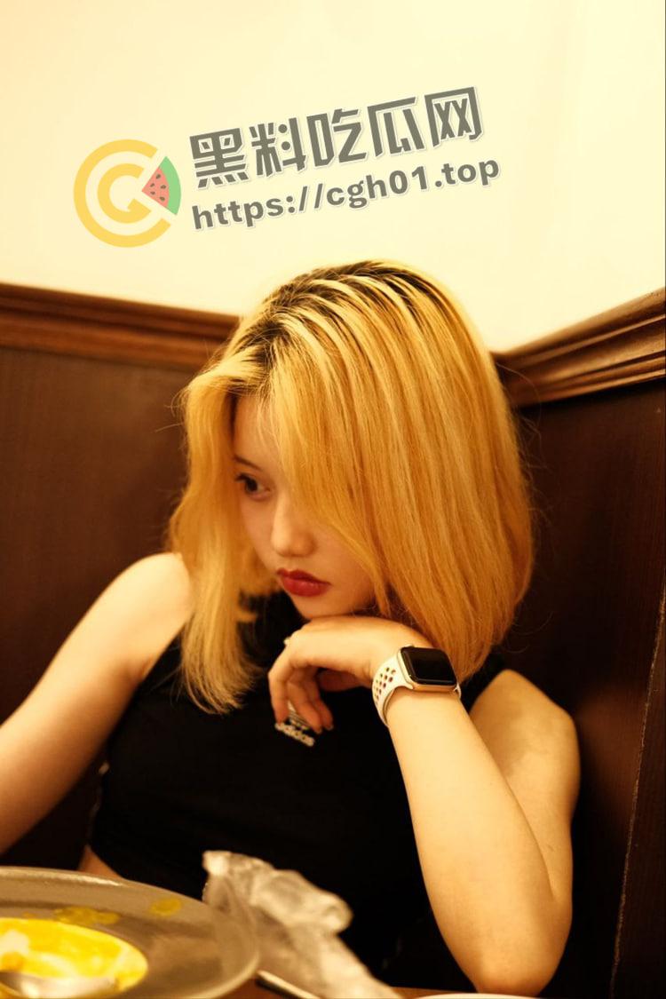 海南粉色头发精神小妹被流出 小穴比头发还粉嫩 浪叫着喷水把床单打湿