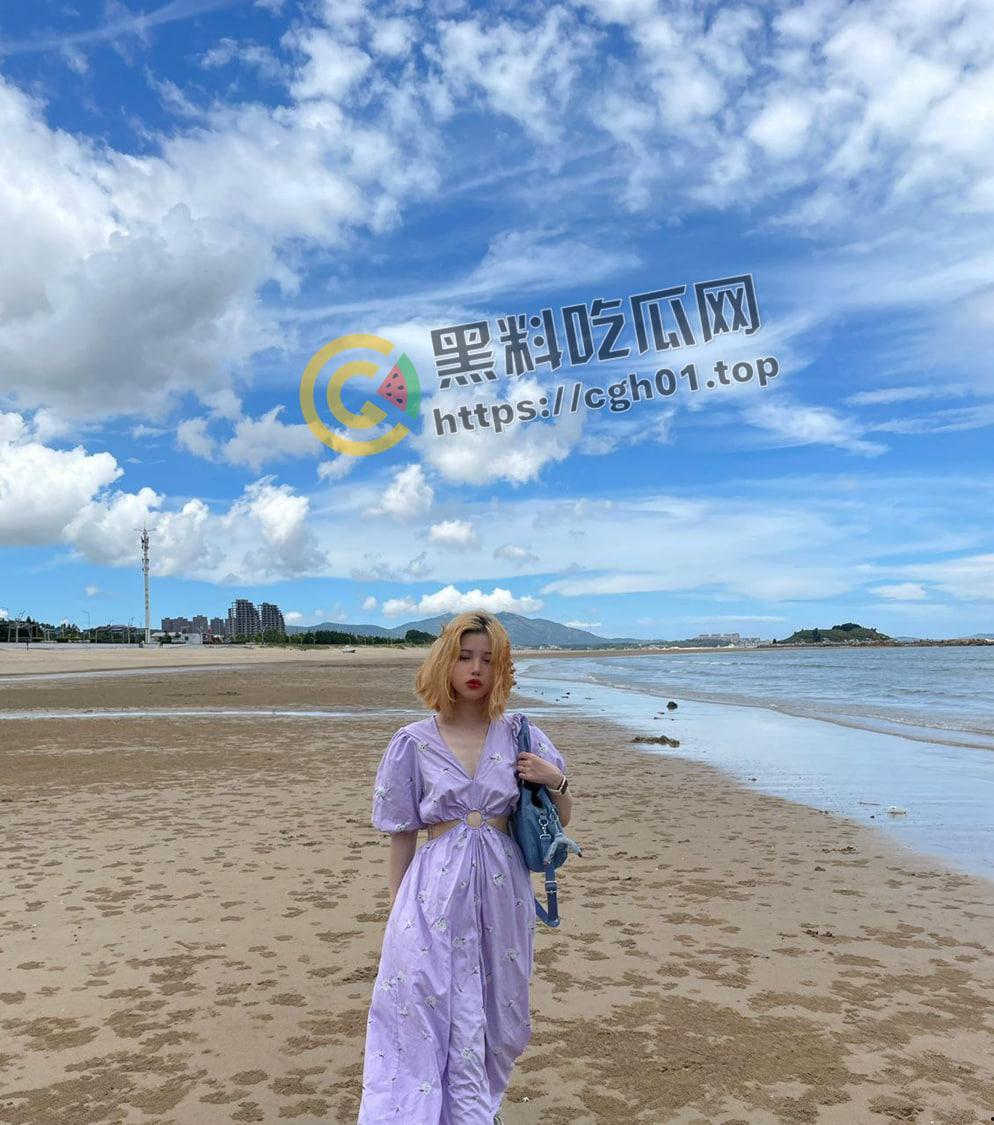 海南粉色头发精神小妹被流出 小穴比头发还粉嫩 浪叫着喷水把床单打湿