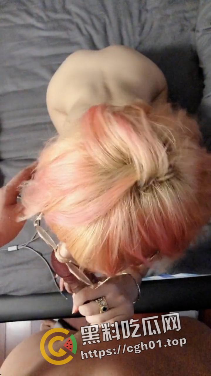 海南粉色头发精神小妹被流出 小穴比头发还粉嫩 浪叫着喷水把床单打湿