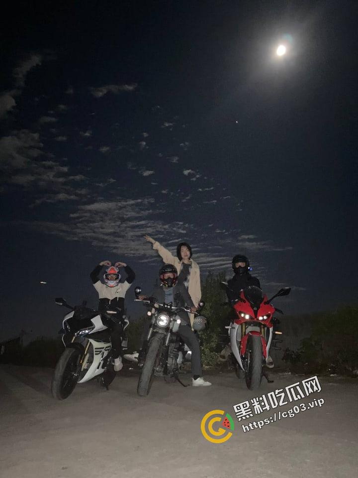 浙江台州骑士穿墙殒命！拉极速 把墙撞了一个大洞！远光灯之乡的冲击力！