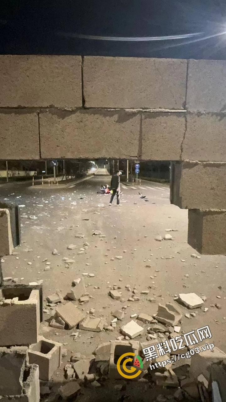 浙江台州骑士穿墙殒命!拉极速 把墙撞了一个大洞!远光灯之乡的冲击力!